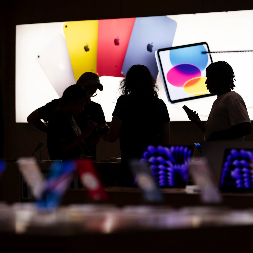 The Many Challenges Facing Apple